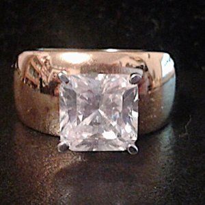 DIAMONIQUE ENGAGEMENT RING  SIZE 8 NEW